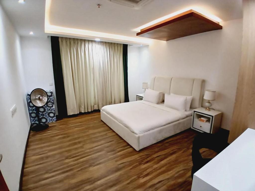 Midway Stays Gold Crest Prestige